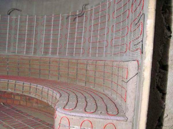 Монтаж нагревательного мата DEVIheat 150S на стене в турецкой